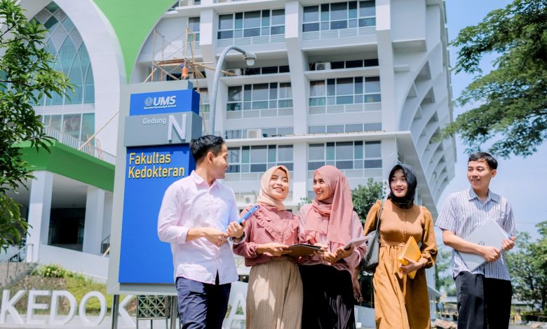 Mahasiswa berjalan di depan Gedung N Fakultas Kedokteran setelah pengumuman raihan akreditasi internasional FK UMS dari IAAHEH.