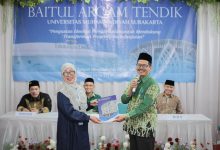 Penyerahan dokumen secara simbolis oleh panitia kepada fasilitator dalam pembukaan acara Baitul Arqam Tendik UMS di Boyolali.