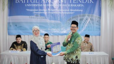 Penyerahan dokumen secara simbolis oleh panitia kepada fasilitator dalam pembukaan acara Baitul Arqam Tendik UMS di Boyolali.