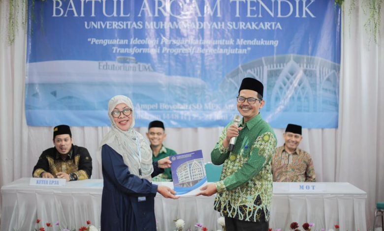 Penyerahan dokumen secara simbolis oleh panitia kepada fasilitator dalam pembukaan acara Baitul Arqam Tendik UMS di Boyolali.