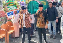 Pimpinan PDM Kota Semarang turun langsung memikul keranda jenazah tokoh pendidikan Muhammadiyah Drs. Sutarto, M.M. sebagai bentuk penghormatan terakhir.