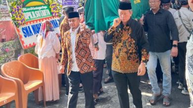 Pimpinan PDM Kota Semarang turun langsung memikul keranda jenazah tokoh pendidikan Muhammadiyah Drs. Sutarto, M.M. sebagai bentuk penghormatan terakhir.