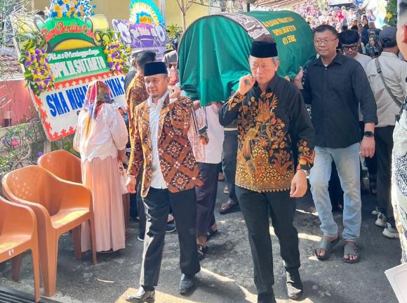 Pimpinan PDM Kota Semarang turun langsung memikul keranda jenazah tokoh pendidikan Muhammadiyah Drs. Sutarto, M.M. sebagai bentuk penghormatan terakhir.