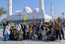 Rombongan jamaah haji Temanggung dari bimbingan KBIHU Ar-Roudloh berfoto bersama di halaman masjid saat berada di Tanah Suci.