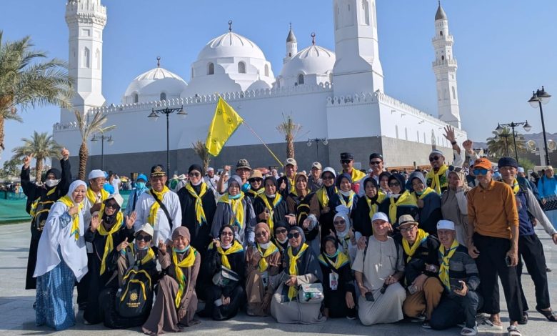 Rombongan jamaah haji Temanggung dari bimbingan KBIHU Ar-Roudloh berfoto bersama di halaman masjid saat berada di Tanah Suci.