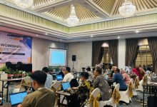 Suasana dosen FEB UMS saat mengikuti praktik penyusunan perangkat pembelajaran dalam workshop kurikulum OBE Akuntansi UMS di Hotel Mercure Solo.