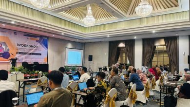 Suasana dosen FEB UMS saat mengikuti praktik penyusunan perangkat pembelajaran dalam workshop kurikulum OBE Akuntansi UMS di Hotel Mercure Solo.