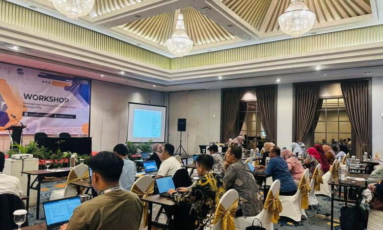 Suasana dosen FEB UMS saat mengikuti praktik penyusunan perangkat pembelajaran dalam workshop kurikulum OBE Akuntansi UMS di Hotel Mercure Solo.