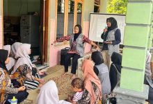 Mahasiswa KKN UMS memberikan penyuluhan dan edukasi kesehatan kepada ibu-ibu warga setempat di teras rumah.