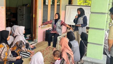 Mahasiswa KKN UMS memberikan penyuluhan dan edukasi kesehatan kepada ibu-ibu warga setempat di teras rumah.