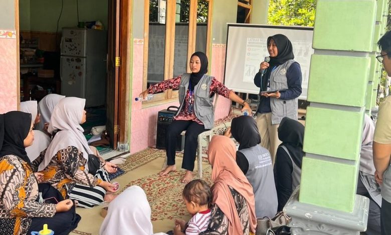 Mahasiswa KKN UMS memberikan penyuluhan dan edukasi kesehatan kepada ibu-ibu warga setempat di teras rumah.