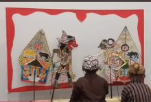 Dalang cilik berbakat Naufal Absana Putra sedang memainkan wayang kulit lakon Gatotkaca Jedhi di Pekalongan.