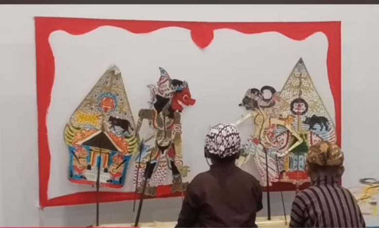 Dalang cilik berbakat Naufal Absana Putra sedang memainkan wayang kulit lakon Gatotkaca Jedhi di Pekalongan.
