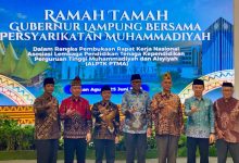 Rektor UMS Prof. Harun Joko Prayitno bersama pimpinan ALPTK PTMA dalam acara ramah tamah pembukaan Rakernas XVII di Lampung.