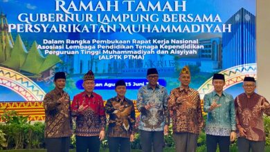 Rektor UMS Prof. Harun Joko Prayitno bersama pimpinan ALPTK PTMA dalam acara ramah tamah pembukaan Rakernas XVII di Lampung.