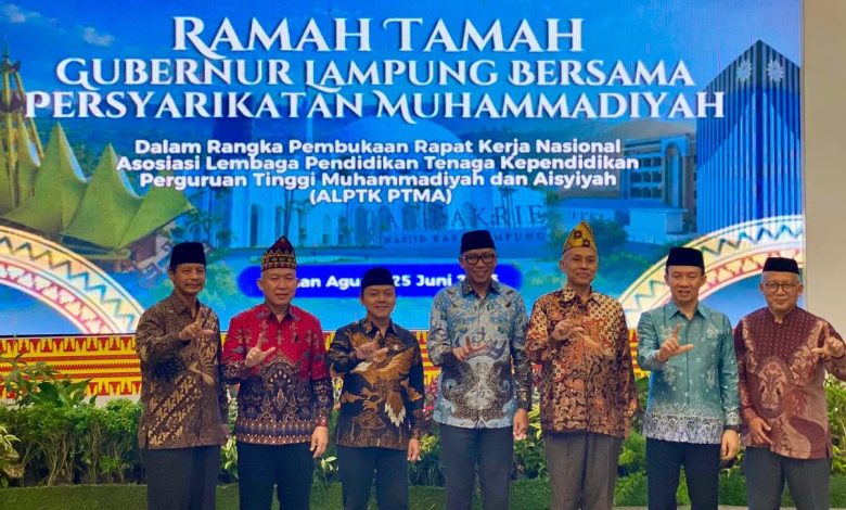 Rektor UMS Prof. Harun Joko Prayitno bersama pimpinan ALPTK PTMA dalam acara ramah tamah pembukaan Rakernas XVII di Lampung.
