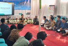 Foto seorang pria sedang memberikan presentasi dalam acara "Baitul Arqom Tendik UMS" di SD Muhammadiyah Program Khusus Ampel, Boyolali.