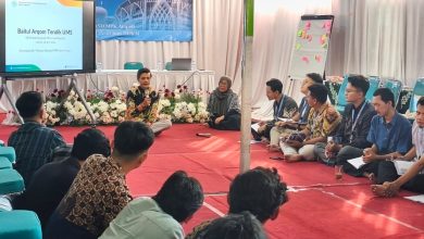 Foto seorang pria sedang memberikan presentasi dalam acara "Baitul Arqom Tendik UMS" di SD Muhammadiyah Program Khusus Ampel, Boyolali.