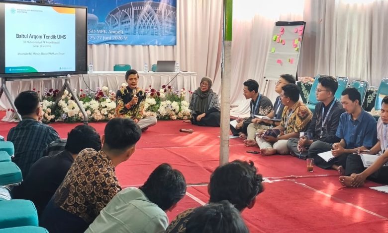 Foto seorang pria sedang memberikan presentasi dalam acara "Baitul Arqom Tendik UMS" di SD Muhammadiyah Program Khusus Ampel, Boyolali.