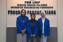 Tiga mahasiswa berprestasi UMP dari Fakultas Ekonomi dan Bisnis berfoto bersama setelah meraih juara nasional INNOVEST 2026.