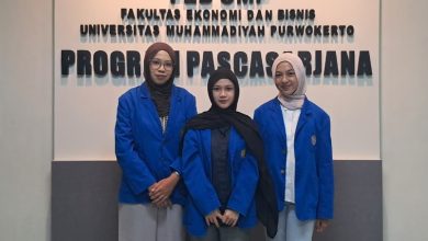 Tiga mahasiswa berprestasi UMP dari Fakultas Ekonomi dan Bisnis berfoto bersama setelah meraih juara nasional INNOVEST 2026.