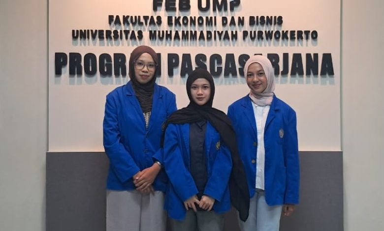 Tiga mahasiswa berprestasi UMP dari Fakultas Ekonomi dan Bisnis berfoto bersama setelah meraih juara nasional INNOVEST 2026.