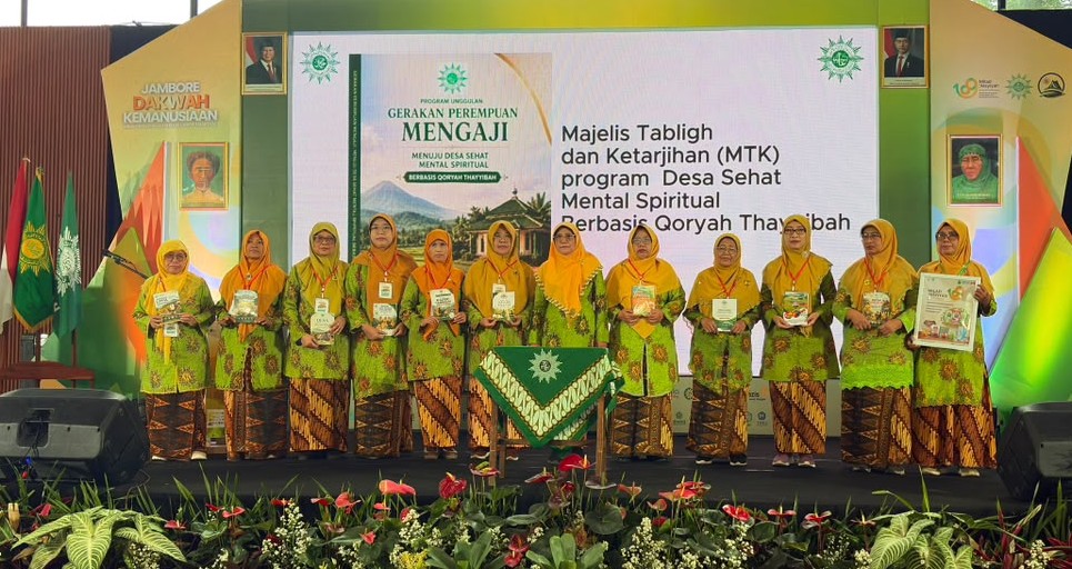 Para kader 'Aisyiyah memegang buku panduan program Gerakan Perempuan Mengaji di panggung Jambore Dakwah Kemanusiaan untuk mewujudkan Desa Sehat Mental Spiritual.