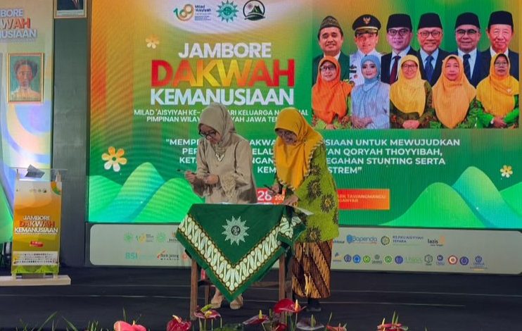 Pembukaan Jambore Dakwah Kemanusiaan oleh pimpinan 'Aisyiyah Jawa Tengah di panggung utama Wonder Park Tawangmangu.