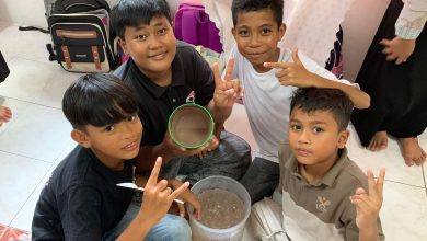 Empat anak laki-laki di Malaysia menunjukkan es krim cokelat hasil eksperimen sains sederhana dalam program KKN Mahasiswa UMS,