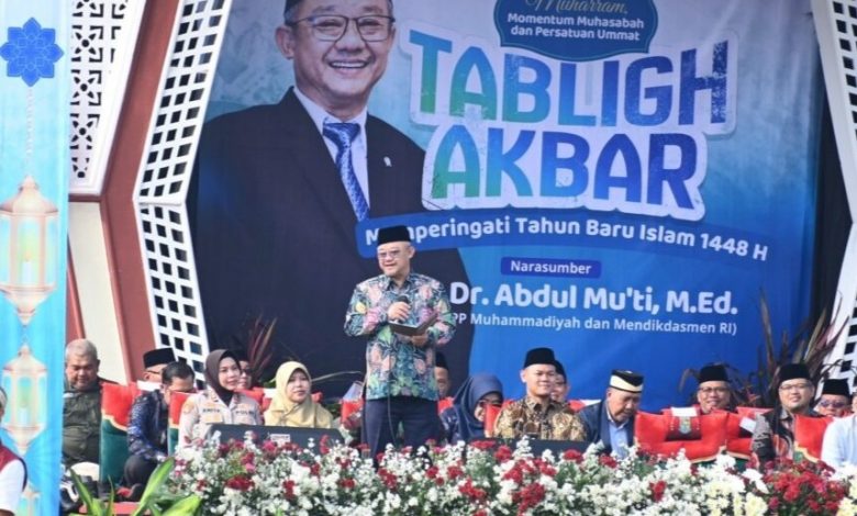Menteri Pendidikan Dasar dan Menengah Prof. Dr. Abdul Mu'ti memberikan tausiyah pada acara Tabligh Akbar Tahun Baru Islam 1448 H di Purbalingga.