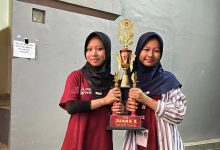 Dua siswi berhijab SMP Muhammadiyah 1 Alternatif Kota Magelang memegang piala juara III Lomba Tari Kreasi Nusantara Piala Bupati Magelang.