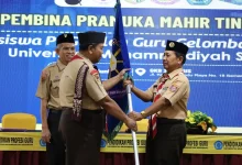 Penyerahan bendera pataka dalam pembukaan Kursus Pembina Pramuka Mahir Tingkat Dasar (KMD) bagi mahasiswa PPG di Unimus