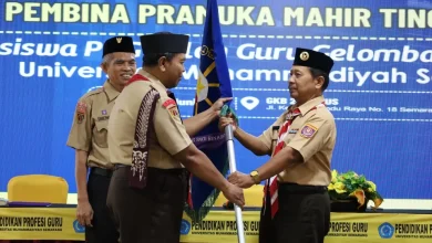 Penyerahan bendera pataka dalam pembukaan Kursus Pembina Pramuka Mahir Tingkat Dasar (KMD) bagi mahasiswa PPG di Unimus