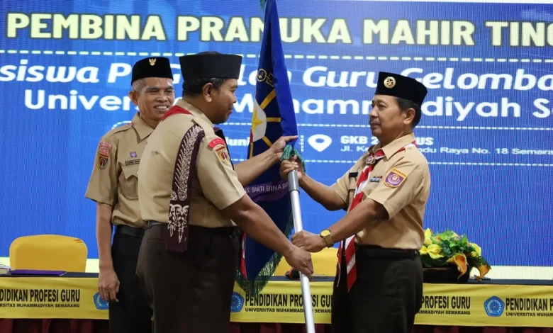 Penyerahan bendera pataka dalam pembukaan Kursus Pembina Pramuka Mahir Tingkat Dasar (KMD) bagi mahasiswa PPG di Unimus
