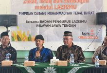 Ikhwanushoffa, Wakil Ketua Lazismu Jateng, memberikan pemaparan dalam kajian tentang zakat penghasilan di Tegal Barat.