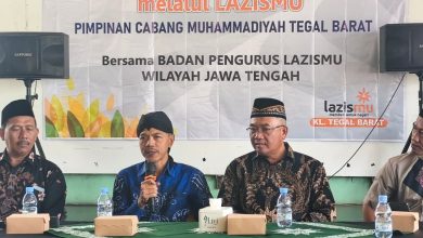 Ikhwanushoffa, Wakil Ketua Lazismu Jateng, memberikan pemaparan dalam kajian tentang zakat penghasilan di Tegal Barat.
