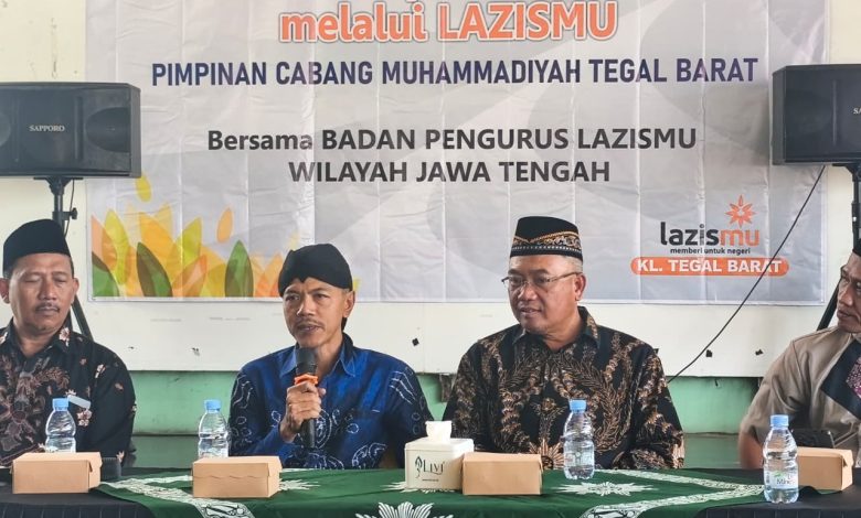 Ikhwanushoffa, Wakil Ketua Lazismu Jateng, memberikan pemaparan dalam kajian tentang zakat penghasilan di Tegal Barat.