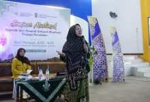 Yuni Haryati memaparkan 4 pilar upgrade diri muslimah di panggung seminar Blimbingrejo, Jepara.
