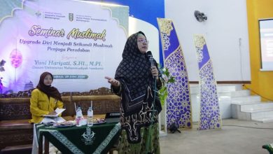Yuni Haryati memaparkan 4 pilar upgrade diri muslimah di panggung seminar Blimbingrejo, Jepara.