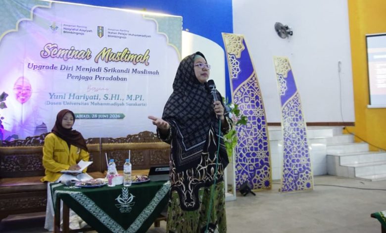 Yuni Haryati memaparkan 4 pilar upgrade diri muslimah di panggung seminar Blimbingrejo, Jepara.