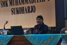 Ikhwanushoffa, Wakil Ketua Lazismu Jateng, memberikan materi dalam Sekolah Tabligh di SMK Muhammadiyah 1 Sukoharjo.