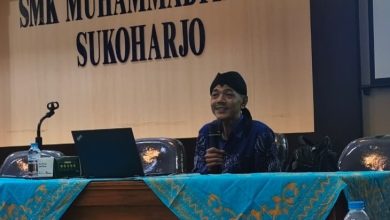 Ikhwanushoffa, Wakil Ketua Lazismu Jateng, memberikan materi dalam Sekolah Tabligh di SMK Muhammadiyah 1 Sukoharjo.