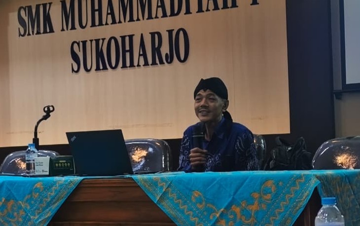 Ikhwanushoffa, Wakil Ketua Lazismu Jateng, memberikan materi dalam Sekolah Tabligh di SMK Muhammadiyah 1 Sukoharjo.