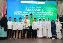 Santri berprestasi pemenang lomba pada ajang JamasMu 1 Muhammadiyah Banyumas berfoto bersama saat penyerahan piala.