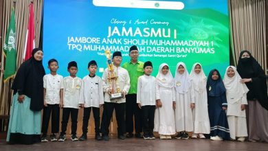 Santri berprestasi pemenang lomba pada ajang JamasMu 1 Muhammadiyah Banyumas berfoto bersama saat penyerahan piala.