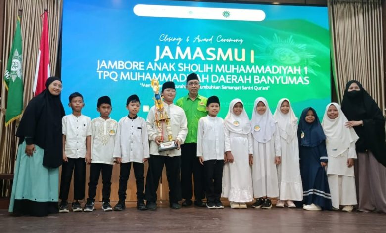 Santri berprestasi pemenang lomba pada ajang JamasMu 1 Muhammadiyah Banyumas berfoto bersama saat penyerahan piala.