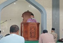 Khatib Ramzidhia Alifadhil Razaan sedang menyampaikan khutbah Jumat tentang pemanfaatan kecerdasan artifisial bagi generasi muda Muhammadiyah di Masjid Al-Istiqomah, Jepara.
