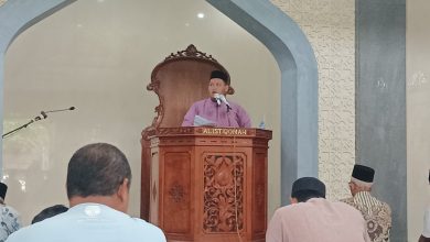 Khatib Ramzidhia Alifadhil Razaan sedang menyampaikan khutbah Jumat tentang pemanfaatan kecerdasan artifisial bagi generasi muda Muhammadiyah di Masjid Al-Istiqomah, Jepara.