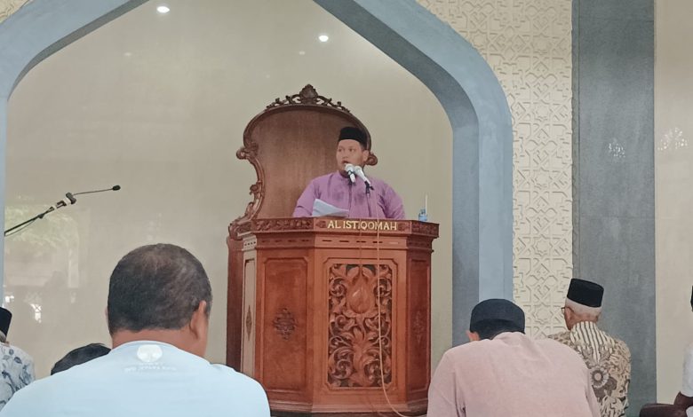 Khatib Ramzidhia Alifadhil Razaan sedang menyampaikan khutbah Jumat tentang pemanfaatan kecerdasan artifisial bagi generasi muda Muhammadiyah di Masjid Al-Istiqomah, Jepara.