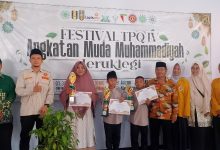 Peserta Festival TPQ IV AMM Jeruklegi menerima piala dan piagam penghargaan dalam acara lomba pendidikan karakter anak.